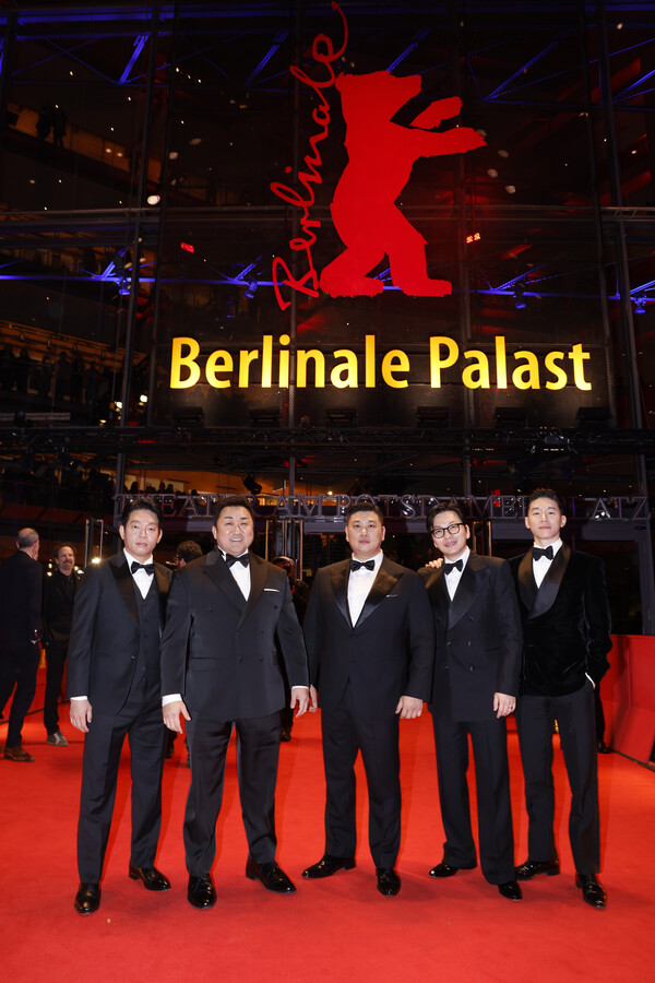 베를린국제영화제 ‘범죄도시4’ 레드카펫 이벤트에서 (왼쪽부터) 박지환-마동석-허명행 감독-이동휘-김무열 기념촬영. 에이비오엔터테인먼트 제공