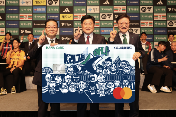 (왼쪽부터) 이호성 하나카드 대표, 권오갑 프로축구연맹 총재, 이승열 하나은행장. 하나은행 제공.
