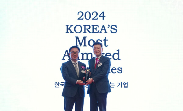 편정범 교보생명 사장(오른쪽)이 한국능률협회컨설팅(KMAC) 주관 ‘한국에서 가장 존경받는 기업’ 시상식에서 수상한 모습. 교보생명 제공.