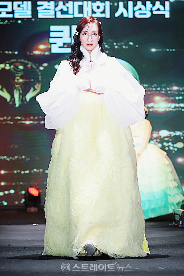 제5회 월드 슈퍼퀸 슈퍼스타 한복모델 선발대회 결선에 심사위원으로 참석한 모델 박정랑. 양용은 기자 taeji1368@naver.com