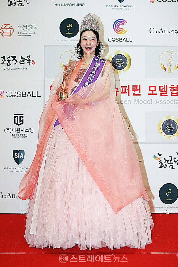제5회 월드 슈퍼퀸 슈퍼스타 한복모델 선발대회 결선 40대 부문 퀸 수상자 지수진이 포토타임을 갖고 있다. 양용은 기자 taeji1368@naver.com