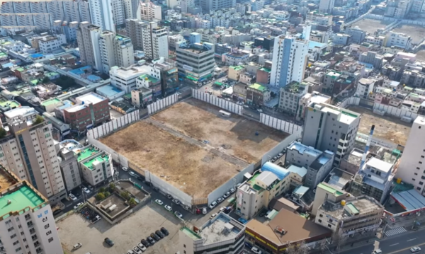 현대엔지니어링이 울산 남구 최중심 신정동 638-1번지 일대에 주상복합 대표 단지인 '힐스테이트 문수로 센트럴'의(건설현장) 재분양에 나섰다. 전용 84㎡형의 평균 분양가는 8억9000만원으로 1년 4개월 전의 수준이다고 청약홈은 밝혔다. @스트레이트뉴스