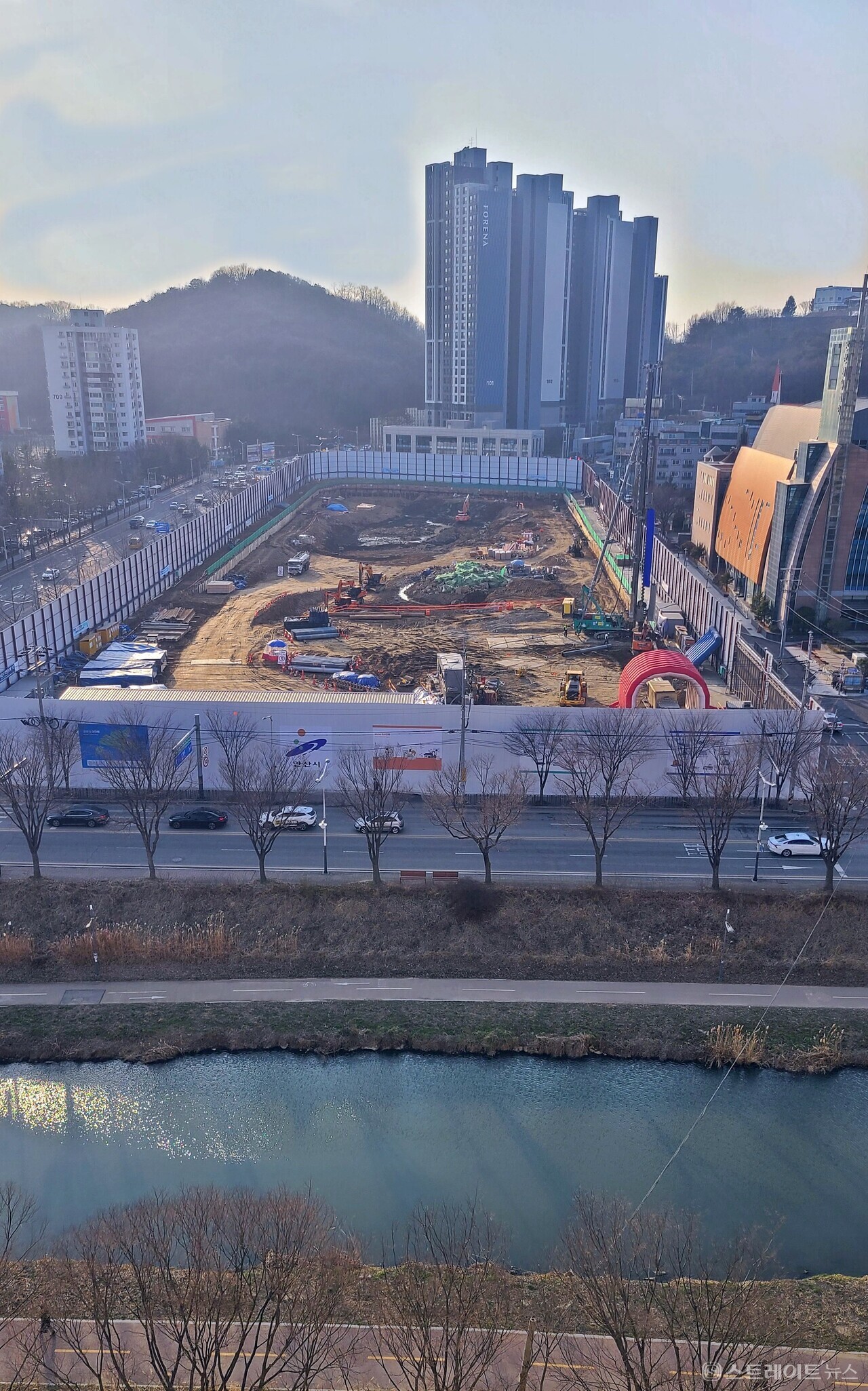 한화건설이 신안산선 내년 개통을 호재로 '한화포레나 안산고잔 2차'의 분양에 나섰으나, 현지의 분양성 전망은 긍정적이지만은 않다는 게 현지 중개업계의 분석이다.