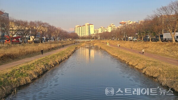 '한화포레나 안산고잔 2차'은 안산천과 근접한 곳에 자리한다.(사진 : 함영원 기자) ⓒ스트레이트뉴스​