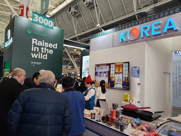 수협은 지난 10일부터 12일까지 보스턴 국제 수산박람회에서 한국관을 개설하고 참가한 수출업체들 제품을 현지에 소개하고 있다. 수협중앙회 제공.