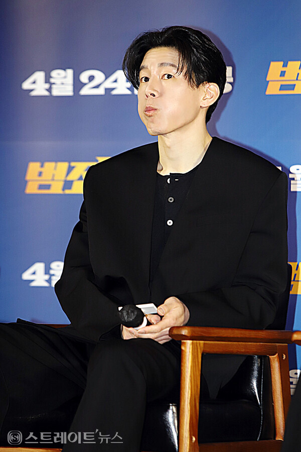배우 김무열이 영화 ‘범죄도시4’ 제작보고회에 참석해 취재진의 질문을 듣고 있다. 양용은 기자 taeji1368@naver.com