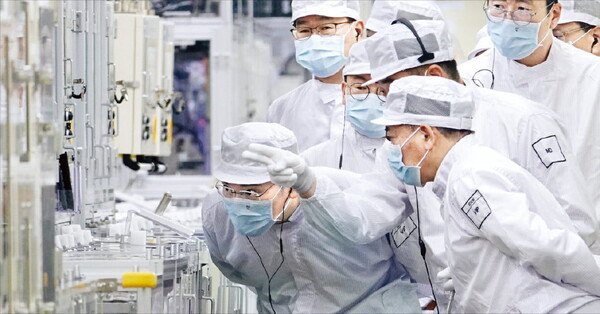 이재용 삼성전자 회장이 지난달 설 연휴 기간에 말레이시아 스름반에 있는 삼성SDI의 배터리 생산 공장을 찾아 내부를 살펴보는 모습. 삼성전자 제공