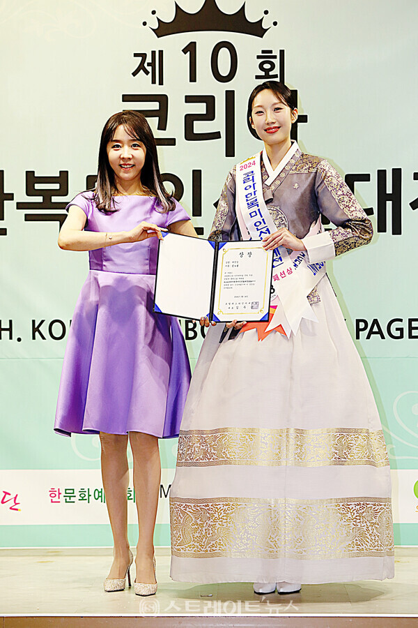 ‘2024 코리아한복미인선발대전’ 패션상 수상자 김소랑(오른쪽)과 시상자 ‘2023 한빛단 한복모델 선발제전’ 진(眞) 장혜진 기념촬영. 양용은 기자 taeji1368@naver.com