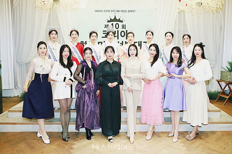 ‘2024 코리아한복미인선발대전’ 본상 수상자들과 한빛단 임원들 단체 기념촬영. 양용은 기자 taeji1368@naver.com