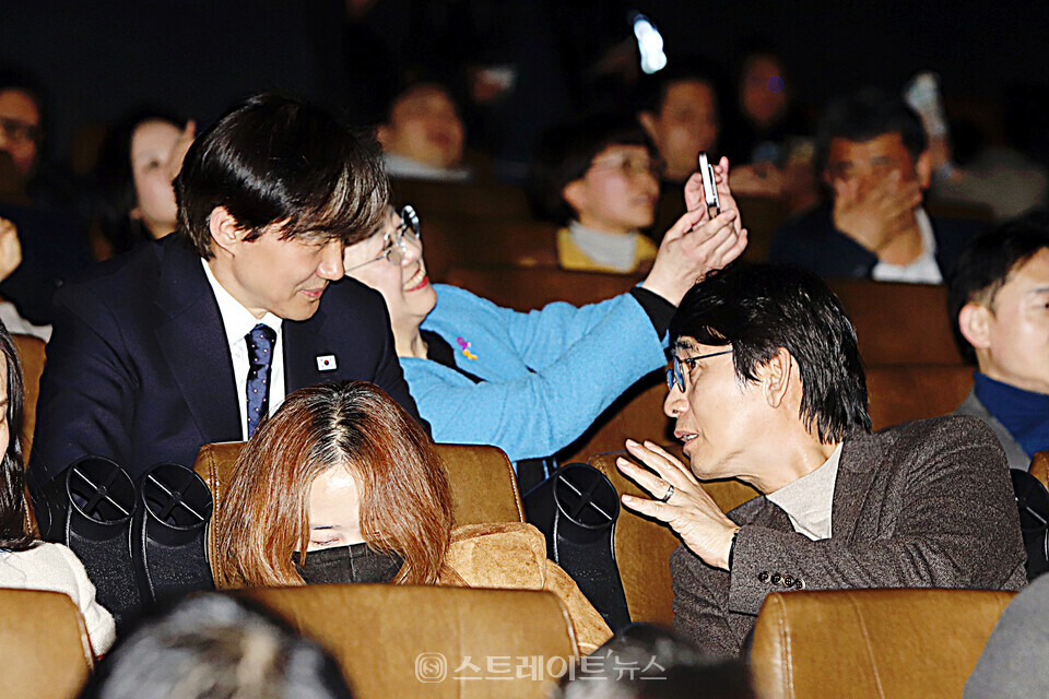 영화 ‘1980’ VIP 시사회에 참석한 조국 조국혁신당 대표(왼쪽)-유시민 작가. 양용은 기자 taeji1368@naver.com