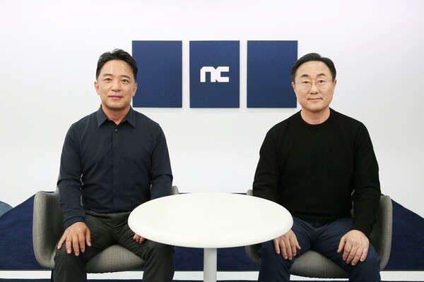 김택진 엔씨소프트 창업자 겸 대표(왼쪽)와 박병무 공동대표 내정자