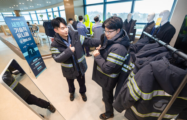 서울 강서구 본사에서 대한항공 직원들이 신규 안전 현장 유니폼을 시착해보는 모습. 대한항공 제공