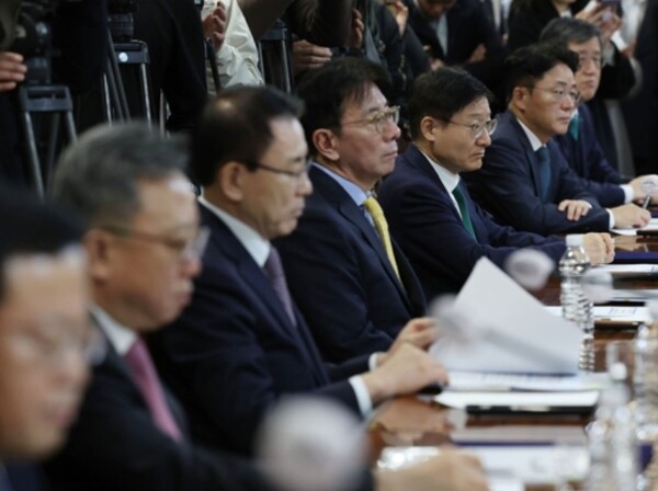 지난 2월 맞춤형 기업금융 간담회에 참석한 주요 은행장들. 연합뉴스 제공.