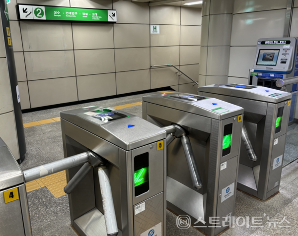 최근 1년동안 서울교통공사가 2호선 지하철역을 중심으로 교체한 신형 개찰구.