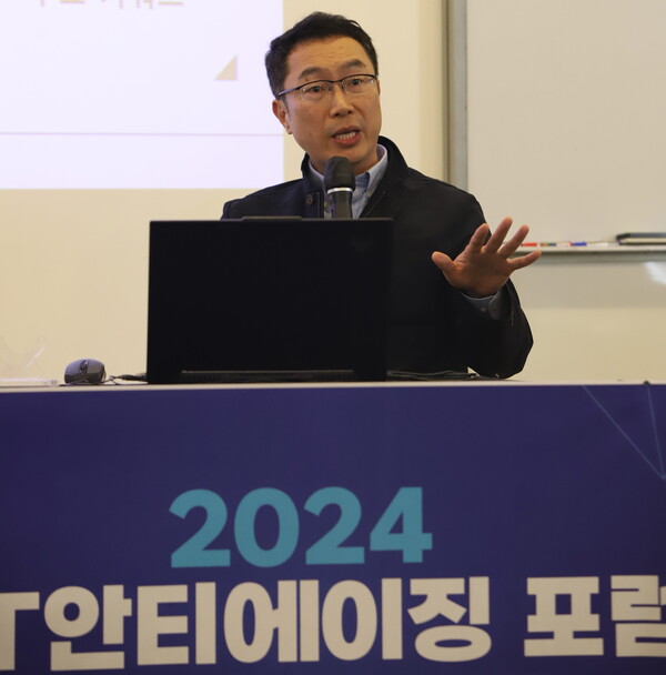 최학희 시니어라이프비즈니스 대표가 '시니어 트렌드와 매력 비즈니스'를 주제로 설명하고 있다.