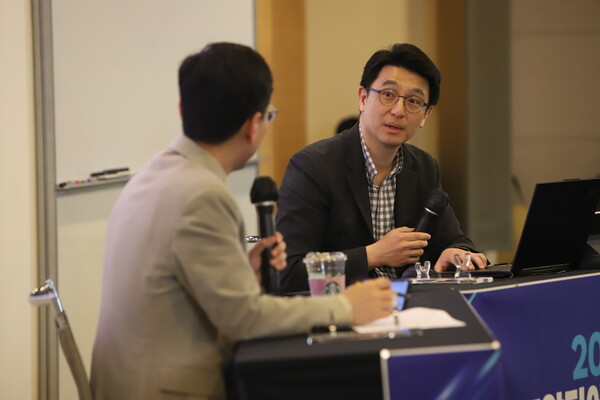 김시진 신한은행 수석이 '디지털사회의 금융소비자 보호'를 주제로 설명하고 있다.