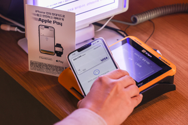 서울 용산구 이마트24 R한남제일점에서 한 시민이 애플페이로 상품을 결제하는 모습. 연합뉴스