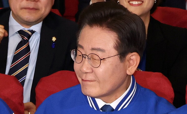 더불어민주당 이재명 대표가 10일 오후 서울 여의도 국회 의원회관에 마련된 제22대 국회의원선거 개표상황실에서 출구조사 결과를 확인하고 있다. 연합뉴스