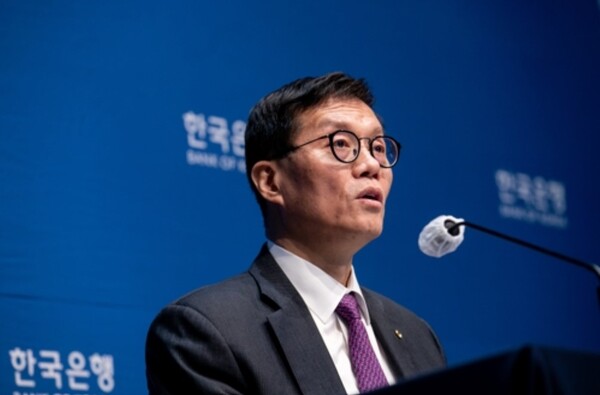 2월 금통위 금리동결 결정 이후 기자들의 질문에 답하는 이창용 한은 총재. 연합뉴스 제공.