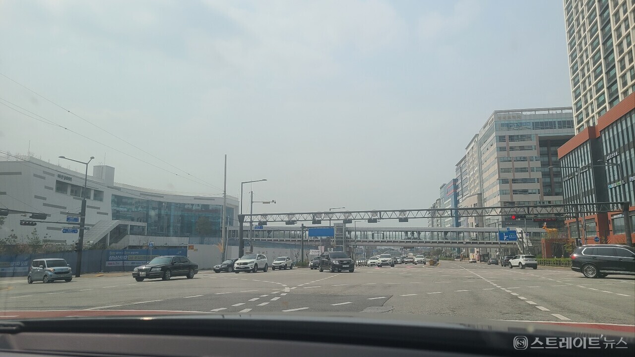 ​청약홈은 위례신도시와 서울장지지구 생활권인 '엘리프 남위례역 에듀포레'의 특별공급을 15일 실시한다. 이 단지는 숲세권에 위례선과 8호선 남위례역 환승역(사진 왼쪽)과 초역세권이다. (사진 함영원 기자)