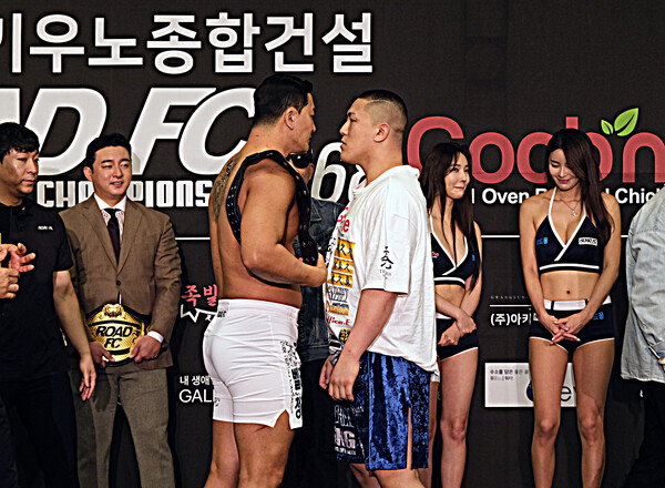 ‘로드FC 068’ 메인이벤트 김태인 vs 타이세이 계체량. 로드FC 제공