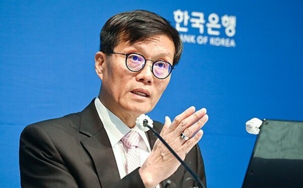 지난 12일 금융통화위원회 직후 이어진 기자간담회에서 향후 전망 중인 이창용 총재. 연합뉴스 제공.