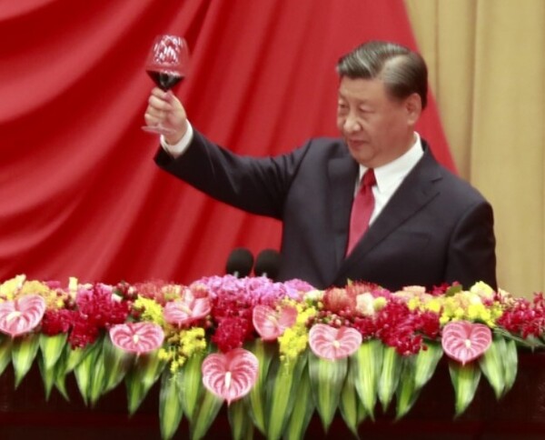 지난해 9월 중국 베이징 인민대회당에서 열린 국경절 리셉션에서 건배하는 시진핑 주석. 연합뉴스 제공.