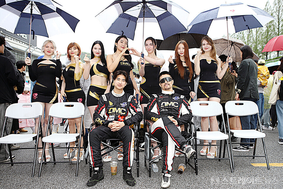 AMC 모터스포츠 드라이버 로터 통추아(왼쪽), 김성훈과 소속 레이싱모델들. 양용은 기자 taeji1368@naver.co