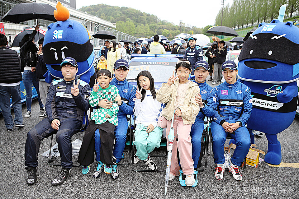 오네 레이싱 드라이버 김동은, 오한솔, 이정우와 어린이 관람객들. 양용은 기자 taeji1368@naver.com