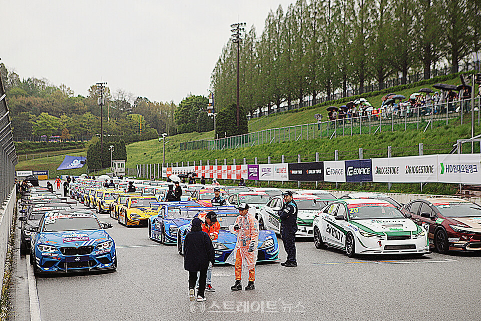 ‘2024 오네(O-NE) 슈퍼레이스 챔피언십’ 개막식에서 서킷 위에 대기 중인 경주차량들. 양용은 기자 taeji1368@naver.com