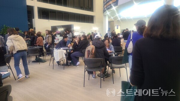 인천 중구 운남동 영종하늘도시 A23블록에서 분양 중인 아파트의  견본주택에서 당첨권과 분양권의 불법 거래 등 투기를 조장하는 판촉요원을 음성적으로 운용. 투기조장의 '막장' 활동을 전개 중이다. 이준혁 기자