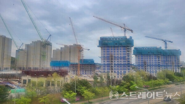 인천 중구 운서동 A23블록에서 분양 중인  모 분양아파트의 동남쪽 영종도와 인천 사이의 서해를 병풍처럼 가리고 있는 3개 아파트 건설현장. 이준혁 기자