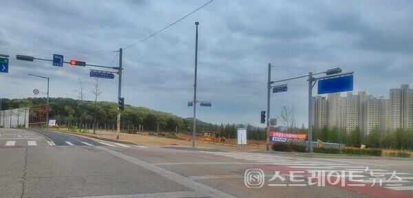 진아건설이 인천 영종하늘도시에서 선보인 '영종 진아레히' 건설현장.남단 씨사이드 해변의 조망이 제한적이다. 청약홈은 이 단지가 특별공급에서 3%의 소진율에 그쳤다고 밝혔다. 이준혁 기자