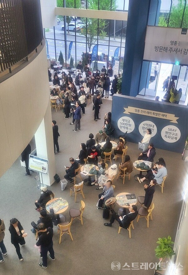 인천 중구 운남동 영종하늘도시 A23블록에서 분양 중인  '진아레히'가 견본주택에서 당첨권과 분양권의 불법 거래 등 투기를 조장하는 판촉요원을 음성적으로 운용하면서 투기를 조장하고 있다. 이준혁 기자