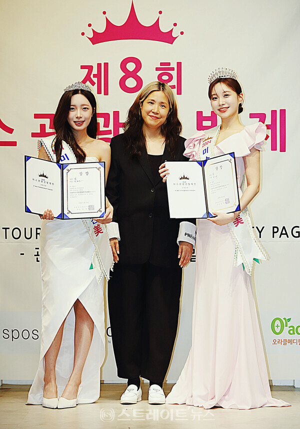 ‘2024 미스관광선발제전’ 미(美) 수상자 최하나(오른쪽), 최민서(왼쪽), 로자스포사 최명(가운데) 대표. 양용은 기자 taeji1368@naver.com