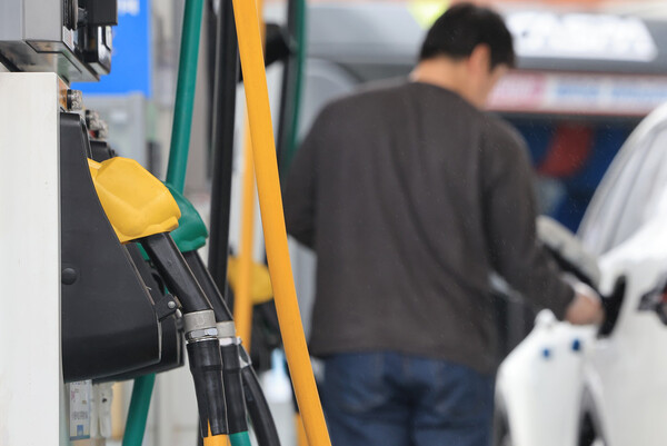 서울의 한 주유소에서 차량에 주유를 하는 시민 모습. 연합뉴스