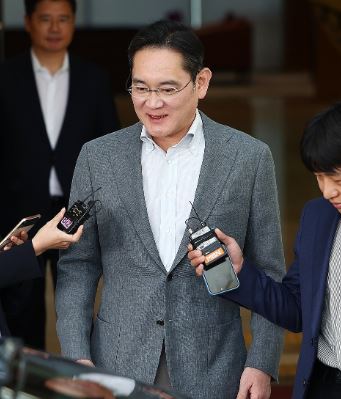 유럽출장을 마치고 3일 오전 귀국하고 있는 이재용 삼성전자 회장. 연합뉴스