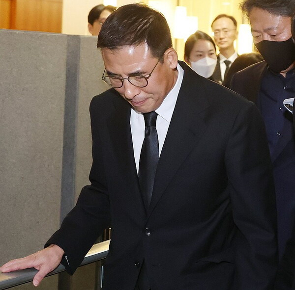 고(故) 조석래 효성그룹 명예회장의 차남 조현문 전 효성 부사장이 지난 3월 30일 서울 서대문구 연세대학교 신촌 세브란스병원 장례식장에 마련된 부친의 빈소를 조문 후 장례식장을 떠나고 있다. 연합뉴스