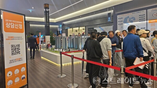 경기도 김포시 북변3  주택재개발조합이 시행 중인 '북변 우미 린 파크리브' 모델하우스 내 방문객. (사진  : 함영원 기자)