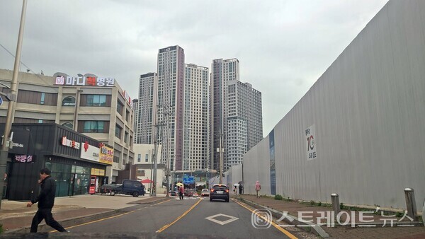 김포 북변3구역 재개발에서 일반분양 중인 '김포 북변 우미 린 파크리브' 과 멀지 않은 걸포3지구에 들어선 '한강메트로자이'와 걸포북변역 초역세권의 걸포4구역 대단지인 한양수자인의 건설현장. (사진 함영원 기자)