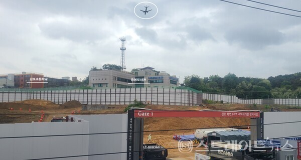 김포 북변3구역 재개발에서 일반분양 중인 '김포 북변 우미 린 파크리브' 는 김포공항 이착륙 비행기의 소음으로 여름철엔 착륙하고 겨울철에 이륙하는 여객기 소음이 심한 편이다. 비오는 날 현장 답사가 긴요하다는 게 현지의 조언이다. (사진 : 함영원 기자)