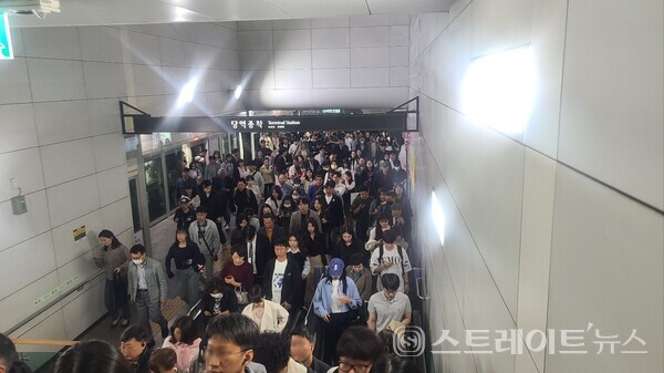 ​​숨막히는 출근 전쟁을 벌이는 경기도 김포시민이 골드라인의 서울 종착지인  김포공항에서 하차하는 모습. (사진 : 함영원 기자)​