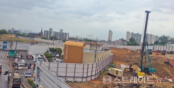 김포 북변3구역 재개발에서 일반분양 중인 '김포 북변 우미 린 파크리브'는 하나님교회 국제선교센터가 이전하지 핞고 존치한다. (사진 : 함영원 기자)