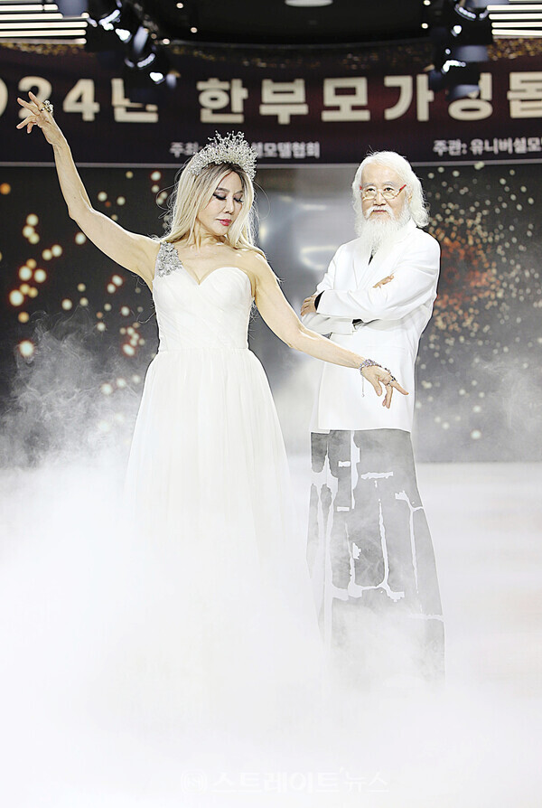 시니어모델 황지영(왼쪽), 이상홍. 양용은 기자 taeji1368@naver.com