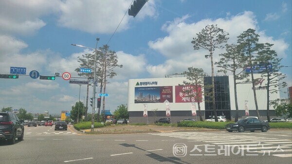현댕엔지니어링이 권선구 서둔동에서 선착순 분양 중인 '힐스테이트 수원파크포레' 모델하우스. (사진 함영원 기자)