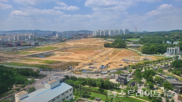 대방건설이 6월 분양하는 총 2512가구의 프리미엄급 대단지 '북수원 이목 디에트르 더 리체'의 건설현장. (사진 함영원 기자)