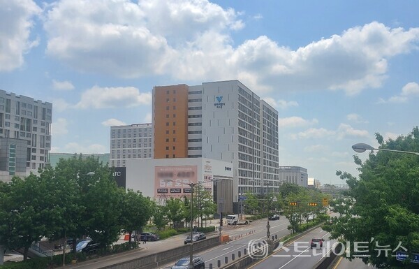 대방건설이 6월 분양하는 총 2512가구의 프리미엄급 대단지 '북수원 이목 디에트르 더 리체'의 모델하우스는 수원역 서편 450m 지점인 권선구 서둔동 412번지에 자리한다. (사진 함영원 기자)