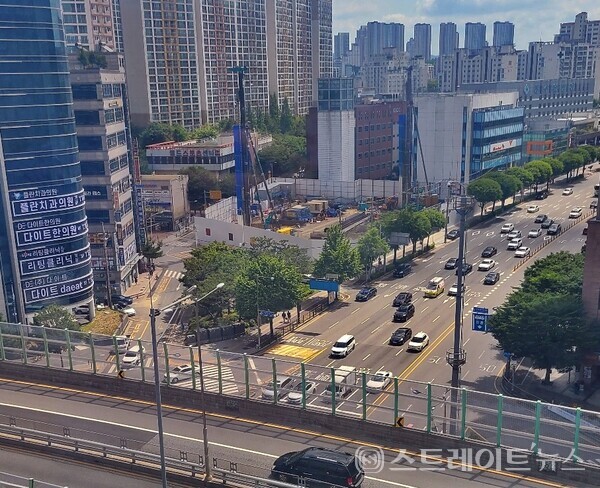 청약홈은 경기도 수원시 팔달구의 동수원 중심지에 '효성해링턴 플레이스 동수원’(사진 : 우만동 동수원사거리 건설현장)이 특별공급에서 반타작에 그친 것으로 집계했다. 84㎡의 평균 분양가는 7억3700만원으로 다소 높은 편이다. (사진 : 함영원 기자)