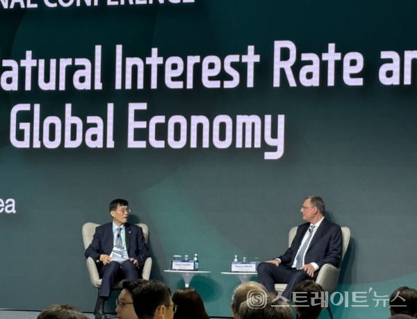 (왼쪽부터) 이창용 한국은행 총재와 토마스 요르단 스위스중앙은행 총재.