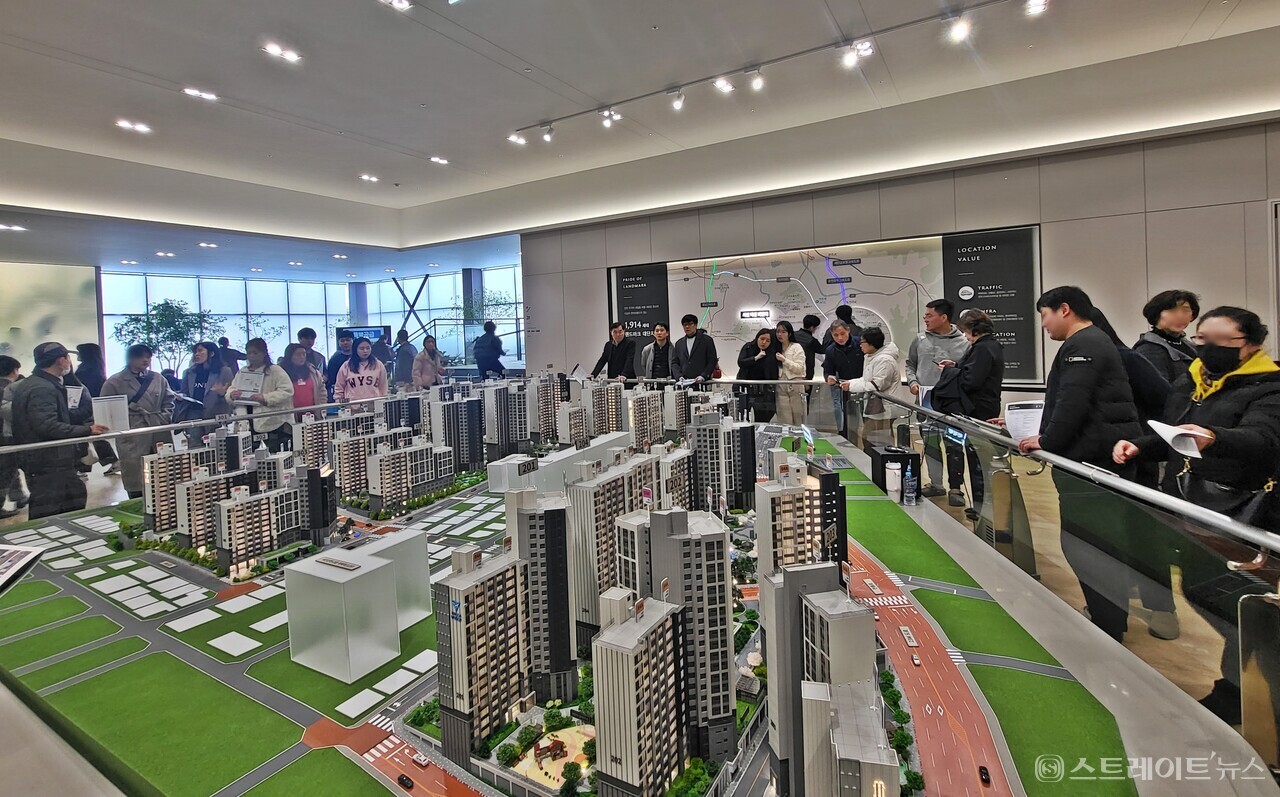 '서신 더샵 비발디' 모델하우스에 예비청약자가 쇄도, 이 단지의 청약 경쟁률이 뜨거울 것임을 예고했다. 청약홈의 특별공급 청약 경쟁률은 6 대 1이 웃돌았다.  (사진 : 전주 김경의 통신원)